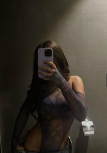 на фотографии девушка когалыма для знакомства и секса